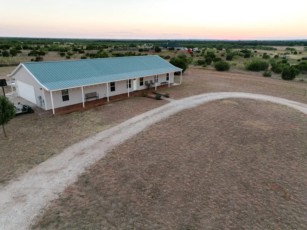 6942 US Highway 83 Ovalo, TX 79541