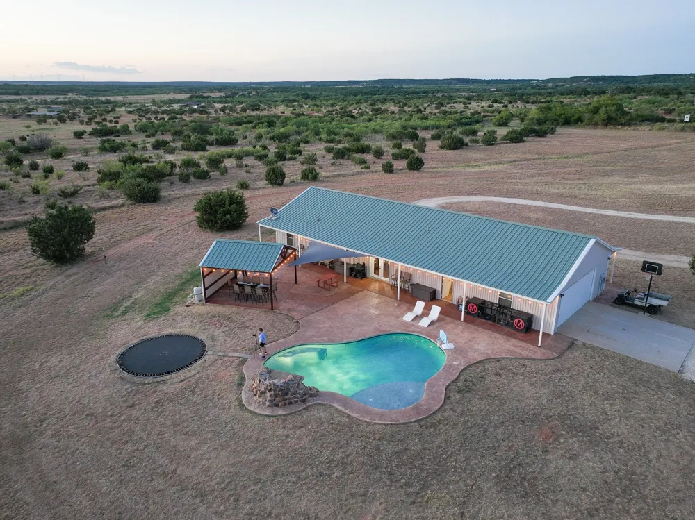 6942 US Highway 83 Ovalo, TX 79541