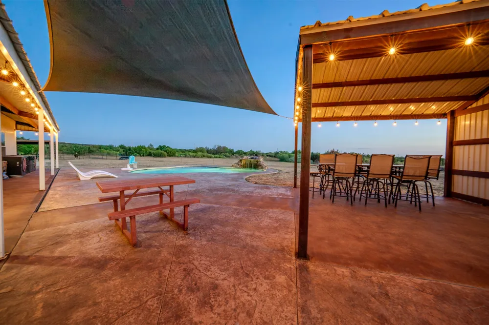 6942 US Highway 83 Ovalo, TX 79541