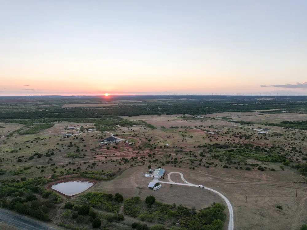 6942 US Highway 83 Ovalo, TX 79541