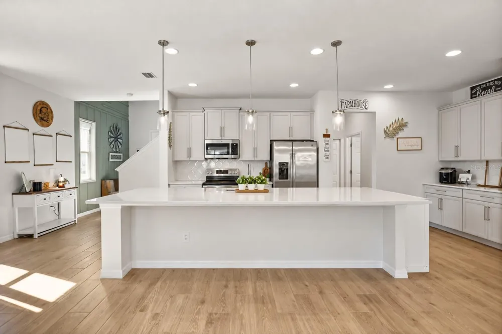 7104 DILLY LAKE AVENUE Groveland, FL 34736