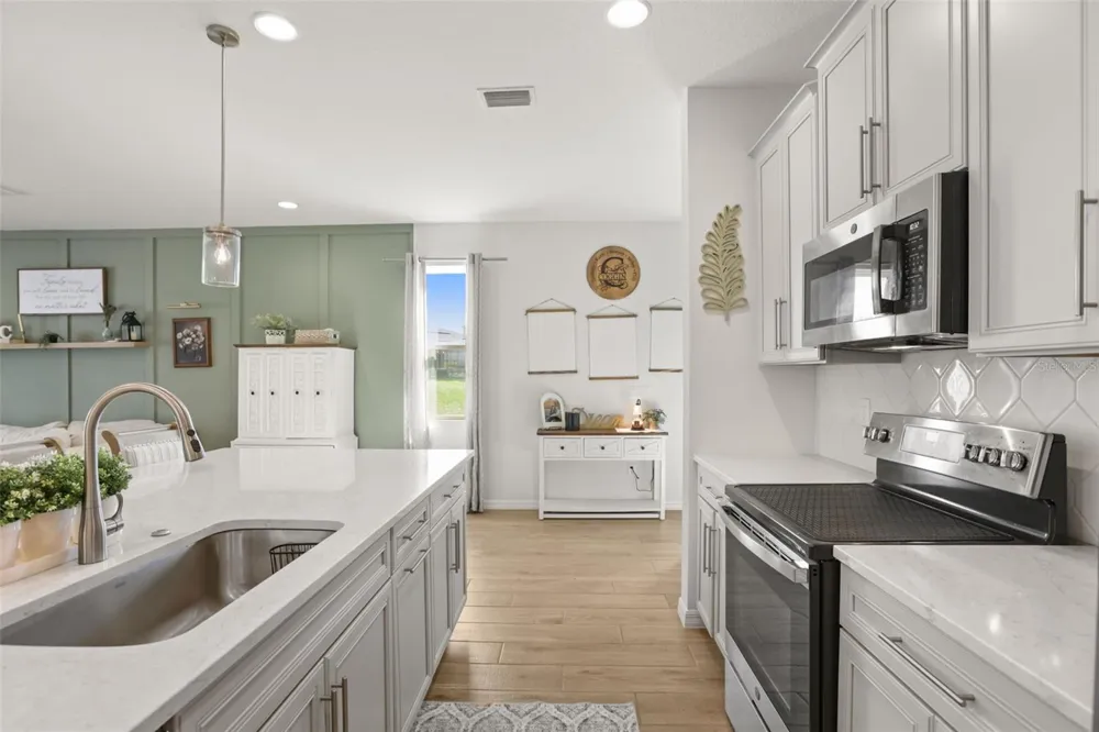 7104 DILLY LAKE AVENUE Groveland, FL 34736