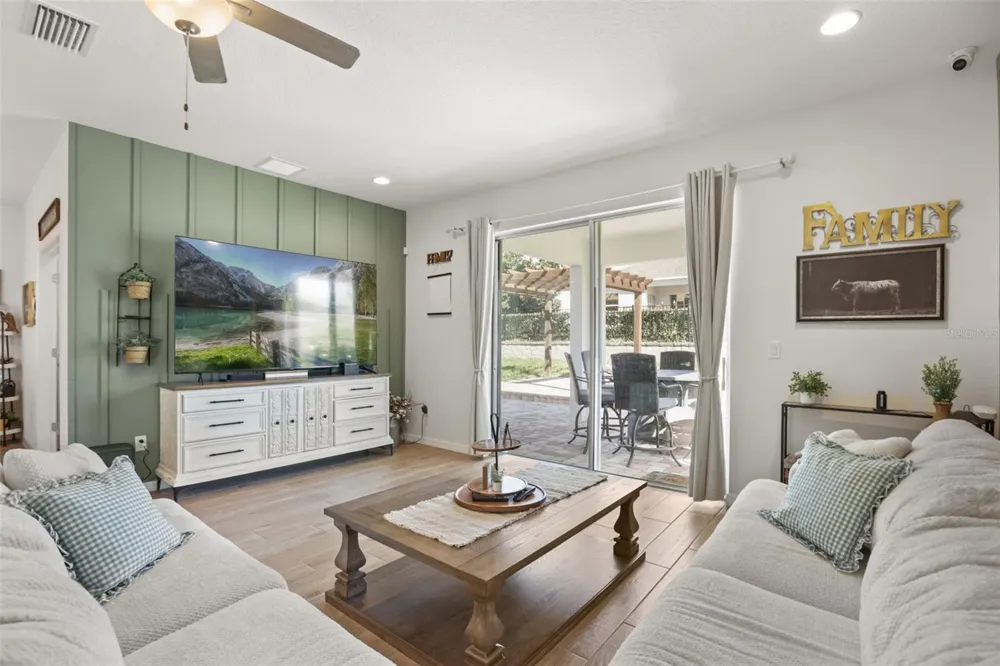 7104 DILLY LAKE AVENUE Groveland, FL 34736