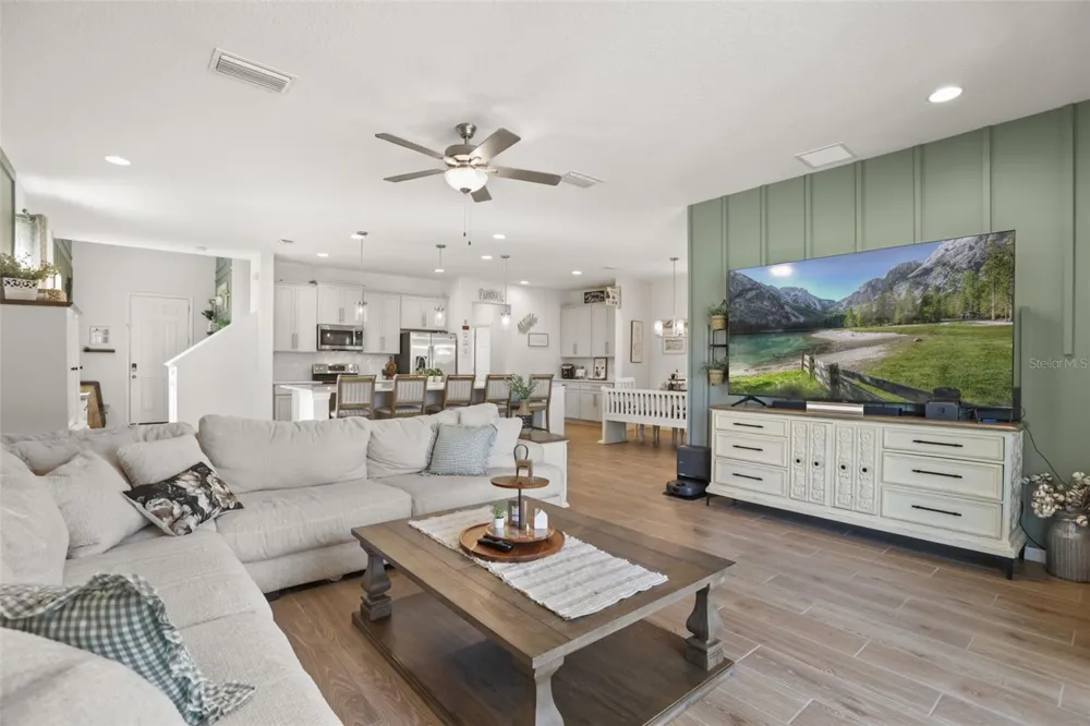 7104 DILLY LAKE AVENUE Groveland, FL 34736