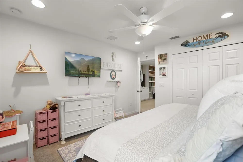 7104 DILLY LAKE AVENUE Groveland, FL 34736