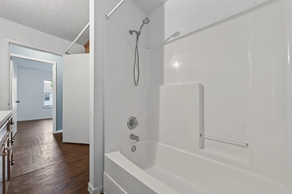 522 Oklahoma Avenue Bacliff, TX 77518