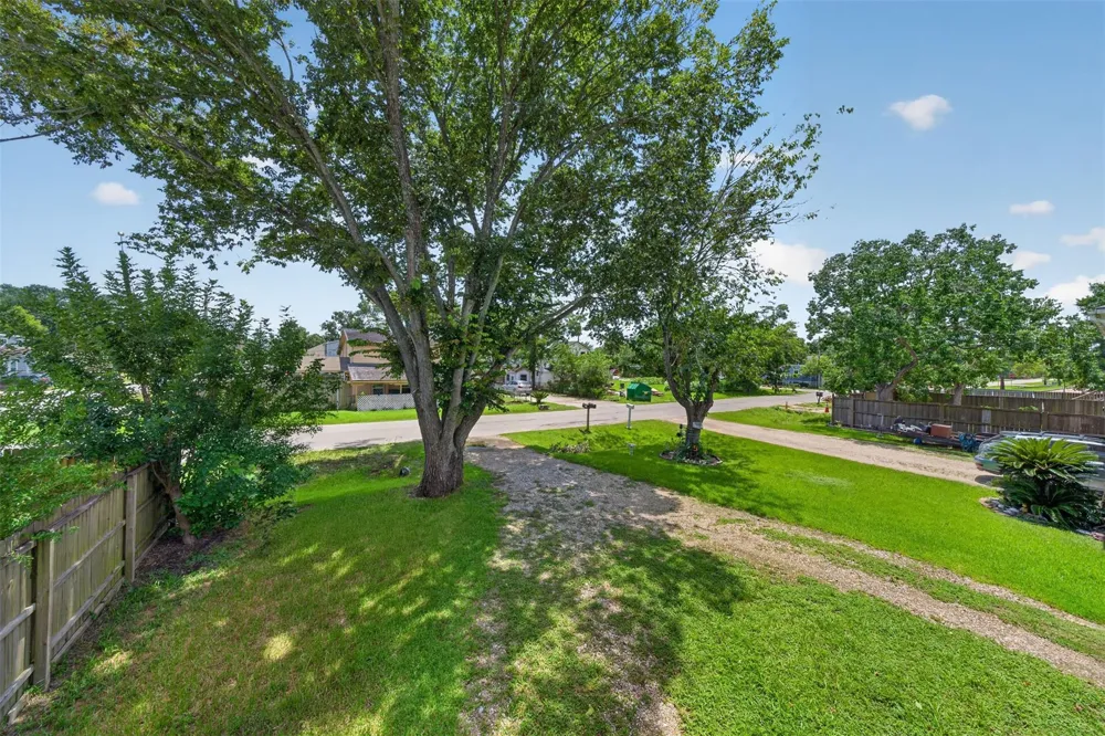 522 Oklahoma Avenue Bacliff, TX 77518