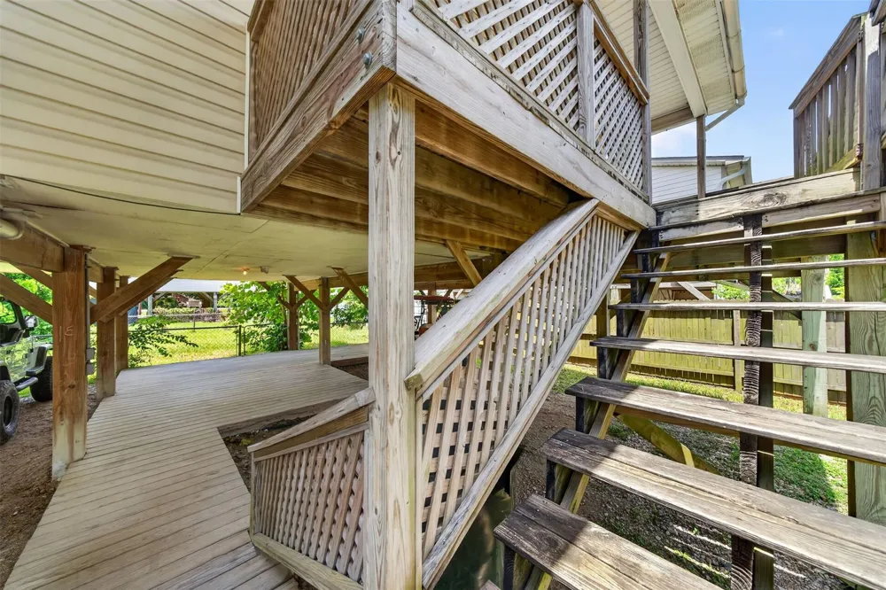 522 Oklahoma Avenue Bacliff, TX 77518