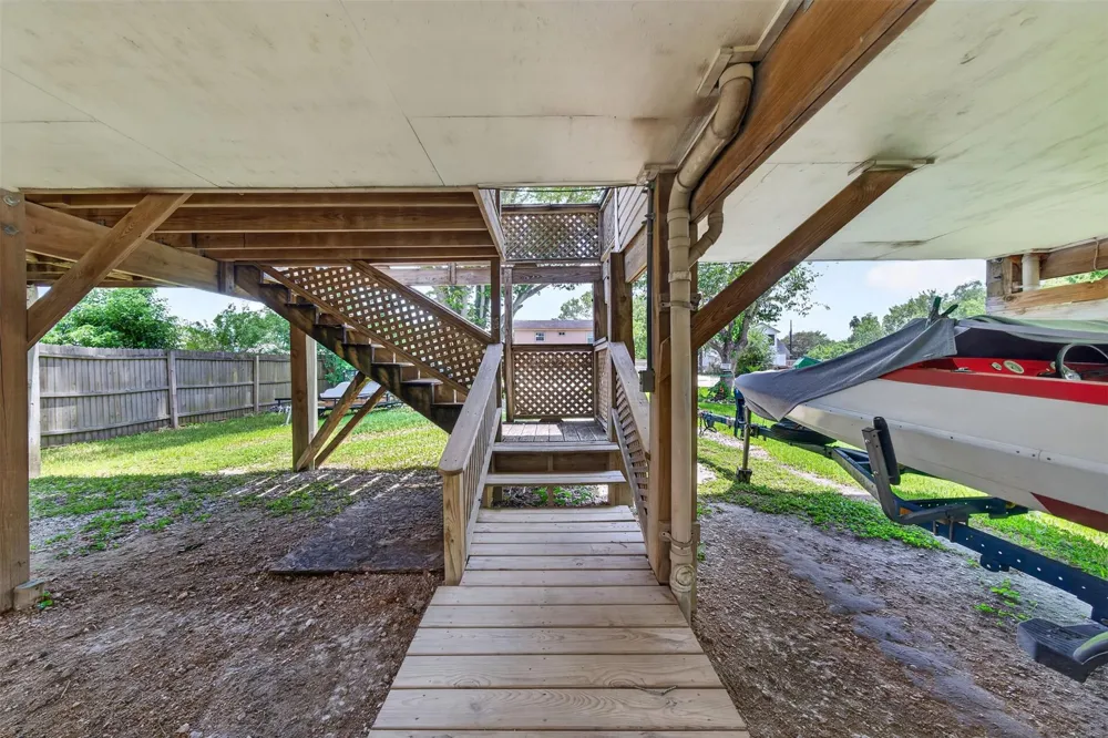 522 Oklahoma Avenue Bacliff, TX 77518
