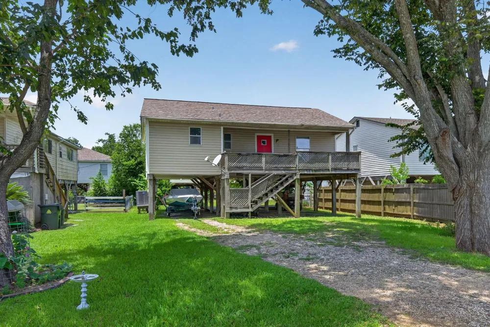 522 Oklahoma Avenue Bacliff, TX 77518