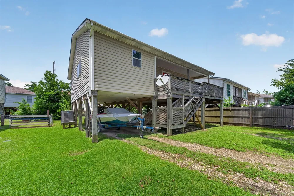 522 Oklahoma Avenue Bacliff, TX 77518