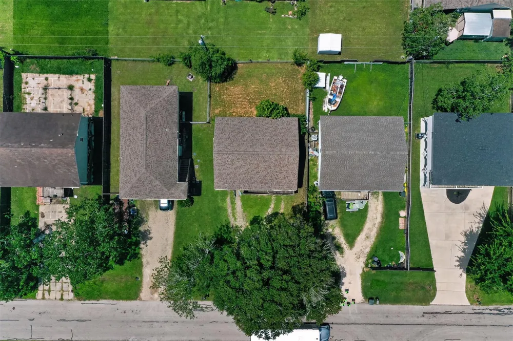 522 Oklahoma Avenue Bacliff, TX 77518