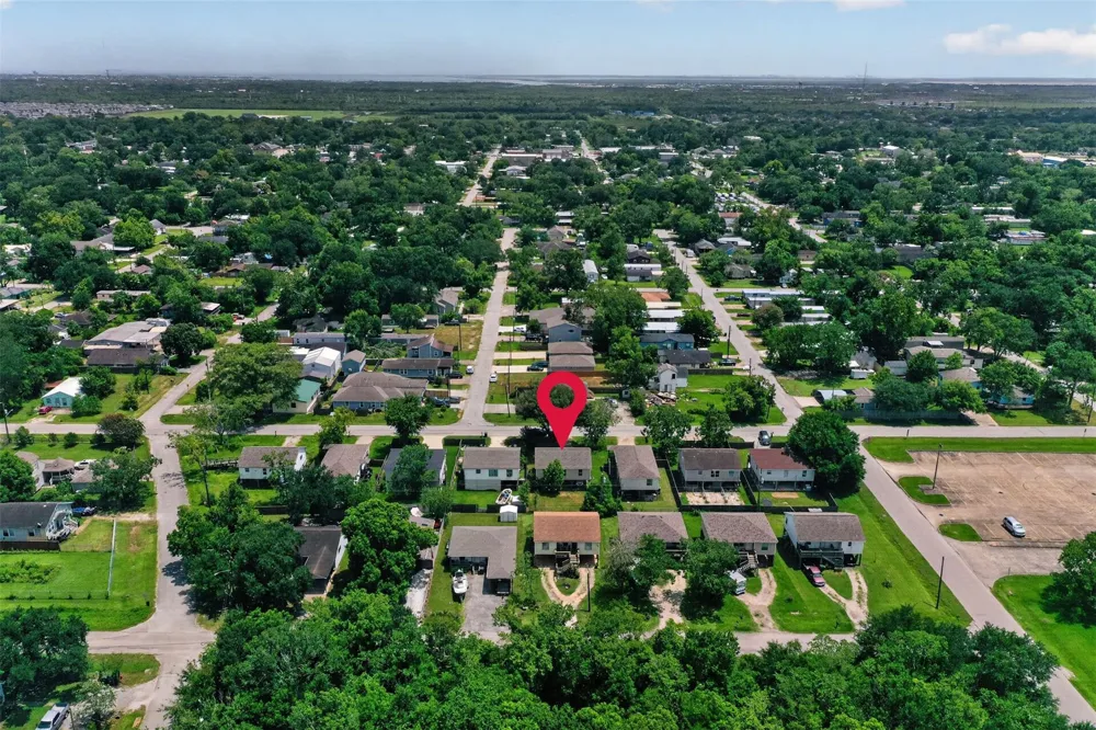 522 Oklahoma Avenue Bacliff, TX 77518