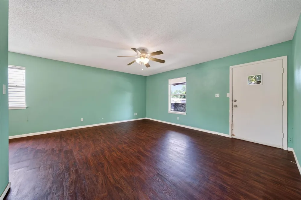 522 Oklahoma Avenue Bacliff, TX 77518