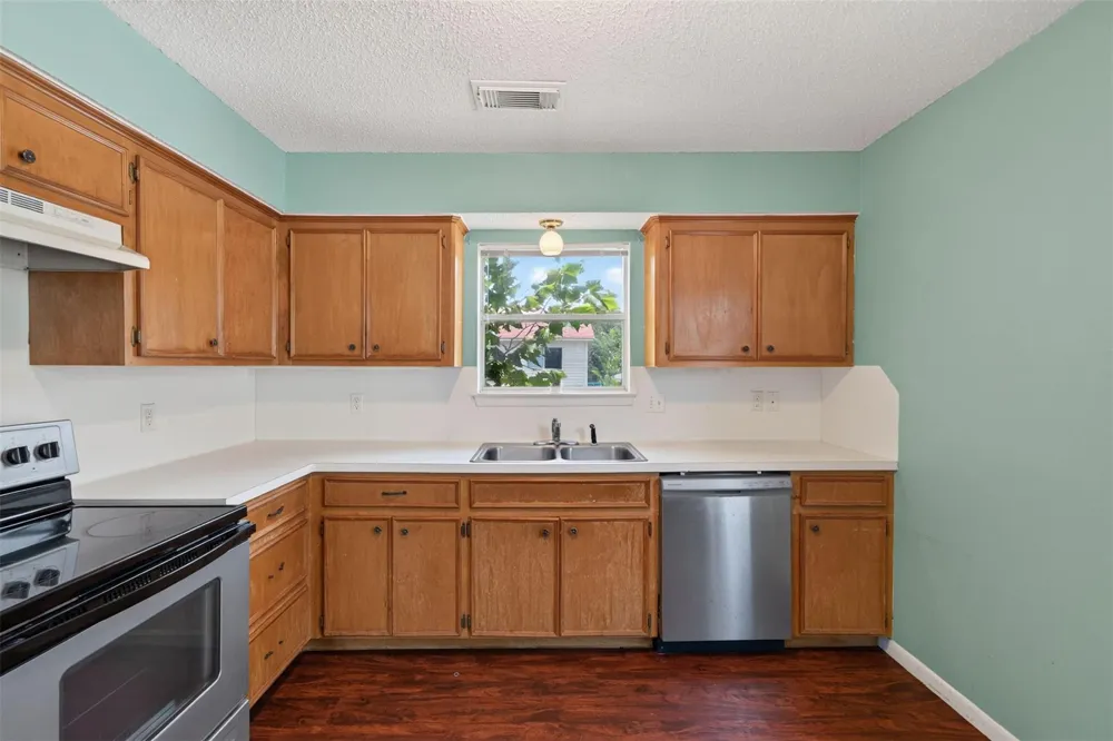 522 Oklahoma Avenue Bacliff, TX 77518