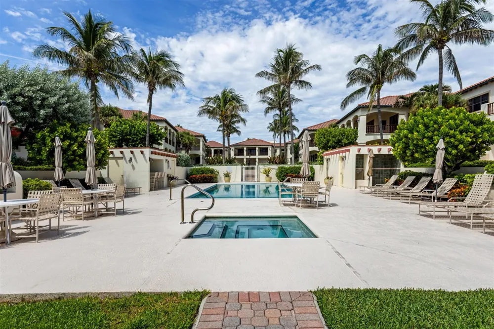 5833 OCEAN BOULEVARD #D2 Ocean Ridge, FL 33435