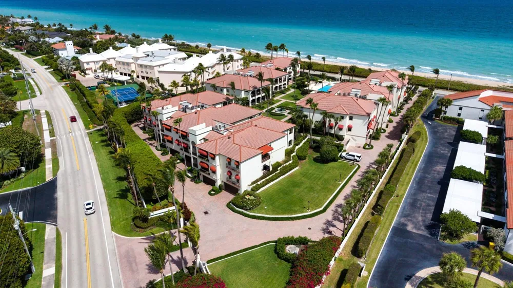 5833 OCEAN BOULEVARD #D2 Ocean Ridge, FL 33435