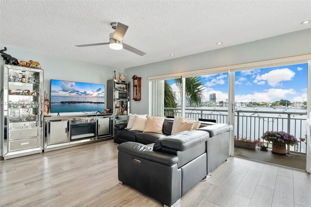 126 Golden Isles Dr #34A Hallandale Beach, FL 33009
