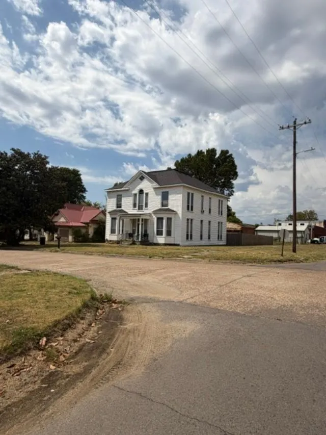 224 Oak Street Holdenville, OK 74848