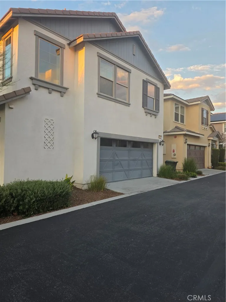 5651 Villa Maria Fontana, CA 92336