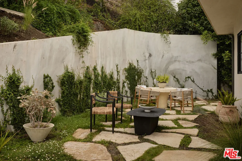 1229 Chantilly Road Los Angeles, CA 90077