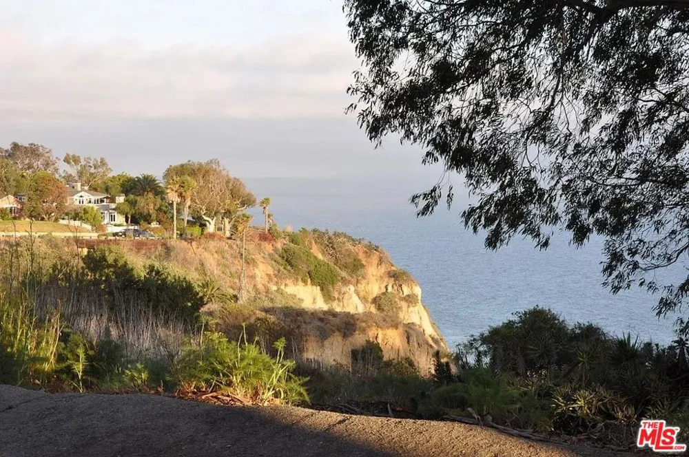 424 Via De La Paz Los Angeles, CA 90272