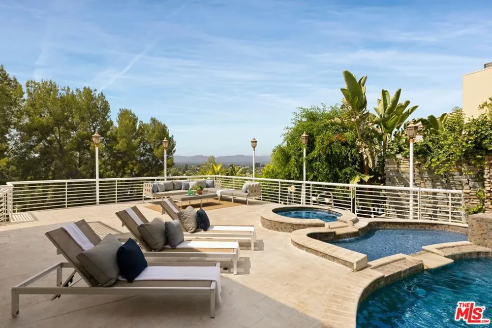 4615 White Oak Place Los Angeles, CA 91316