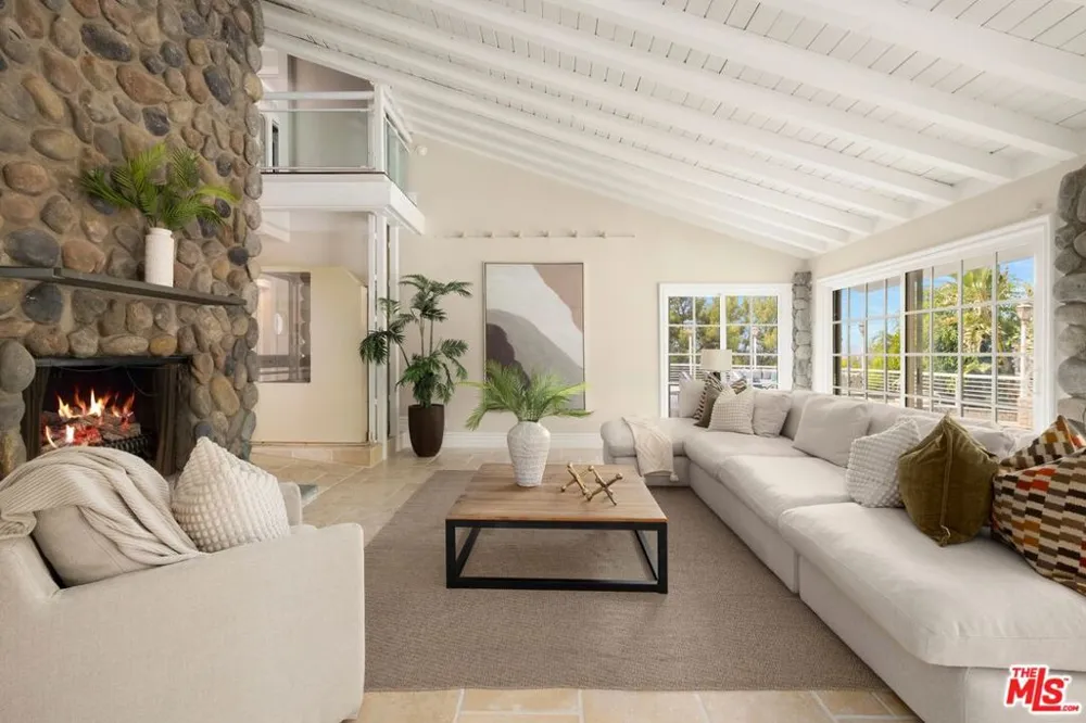 4615 White Oak Place Los Angeles, CA 91316