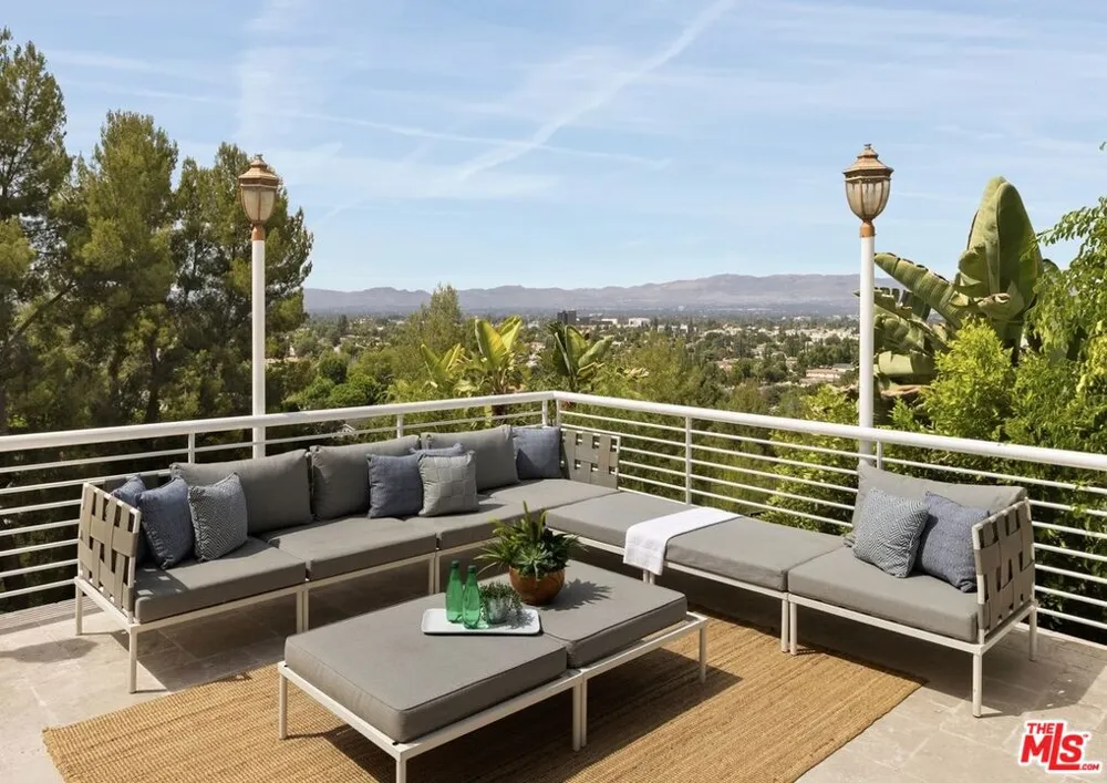 4615 White Oak Place Los Angeles, CA 91316