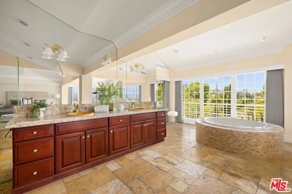 4615 White Oak Place Los Angeles, CA 91316