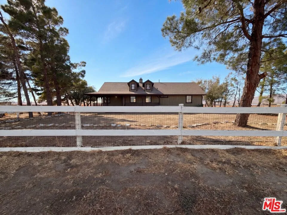2359 100th Street Rosamond, CA 93560