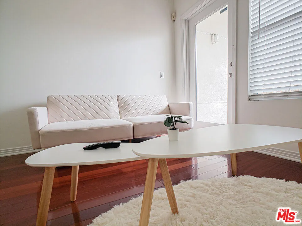 1025 Dewey Avenue #205 Los Angeles, CA 90006