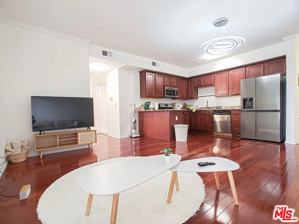 1025 Dewey Avenue #205 Los Angeles, CA 90006