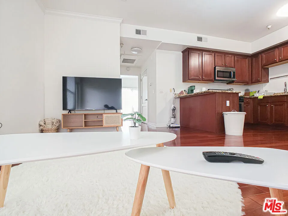 1025 Dewey Avenue #205 Los Angeles, CA 90006