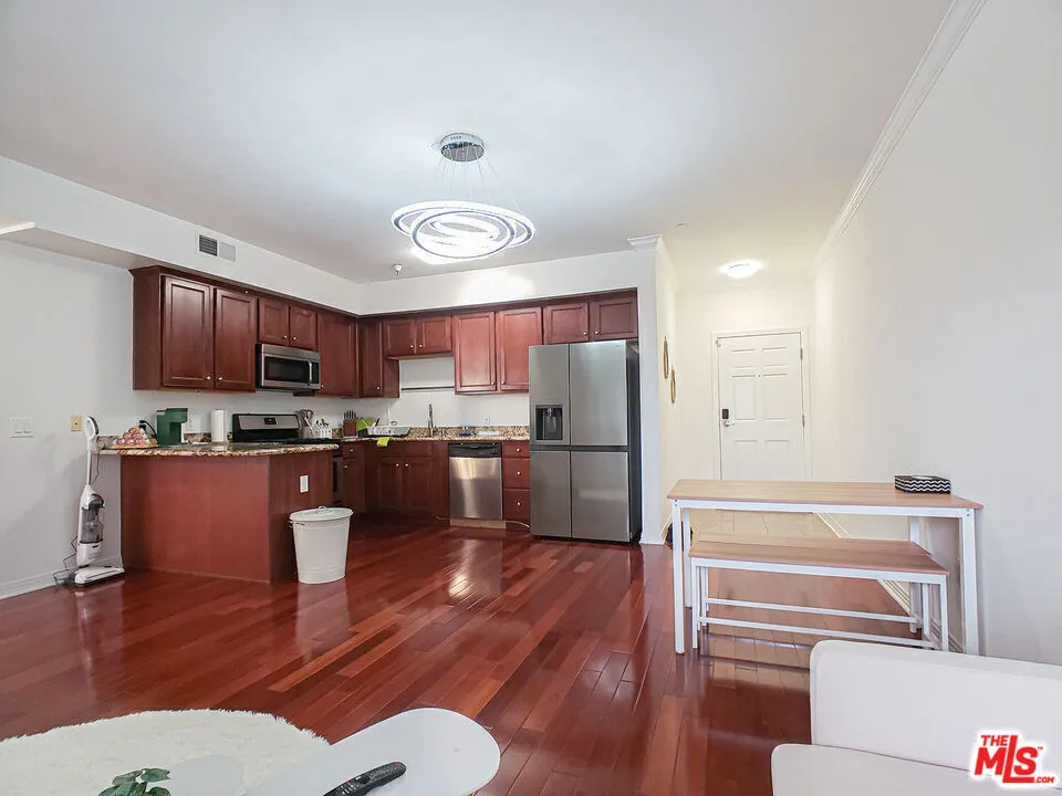 1025 Dewey Avenue #205 Los Angeles, CA 90006