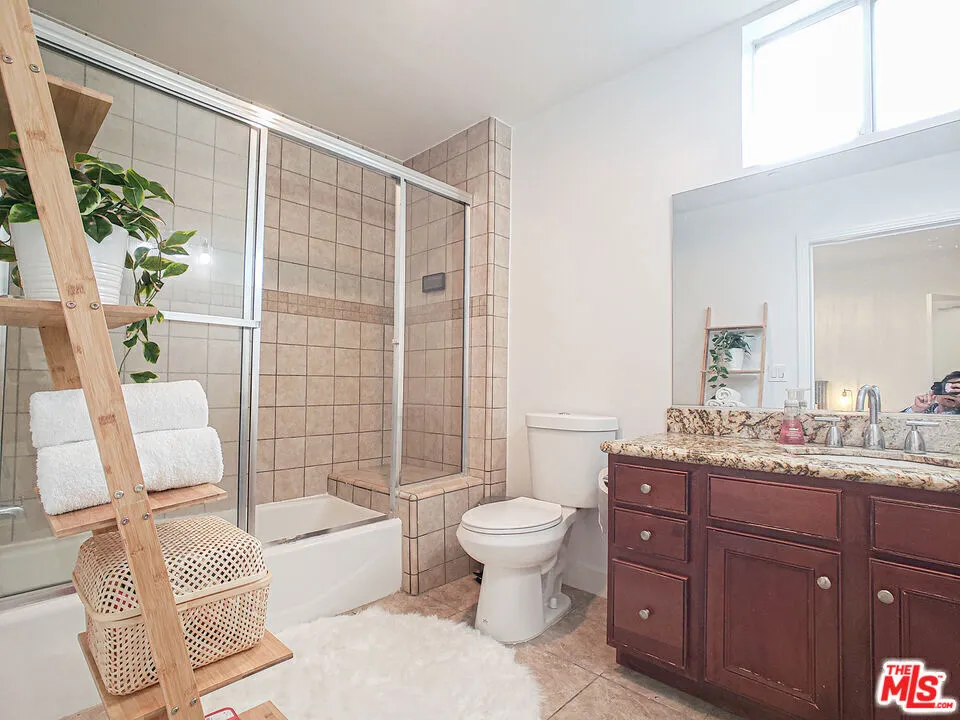 1025 Dewey Avenue #205 Los Angeles, CA 90006