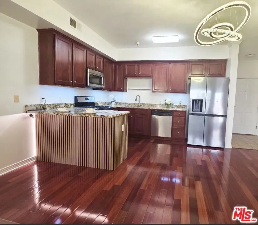 1025 Dewey Avenue #205 Los Angeles, CA 90006