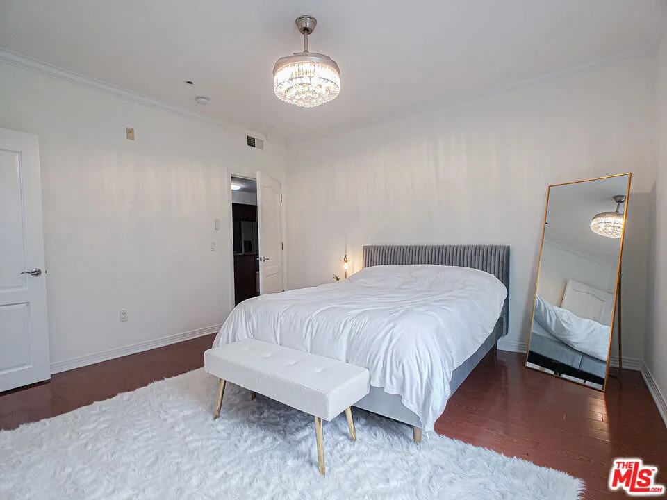 1025 Dewey Avenue #205 Los Angeles, CA 90006