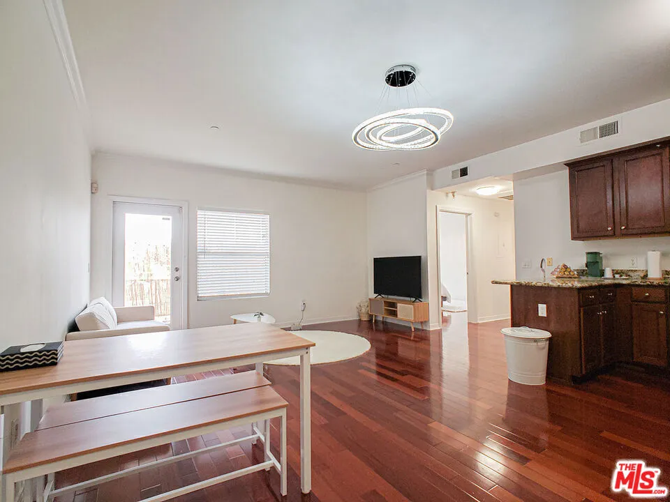 1025 Dewey Avenue #205 Los Angeles, CA 90006