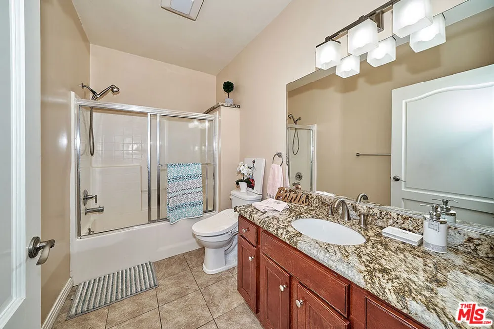 1025 Dewey Avenue #205 Los Angeles, CA 90006