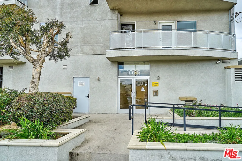 1025 Dewey Avenue #205 Los Angeles, CA 90006