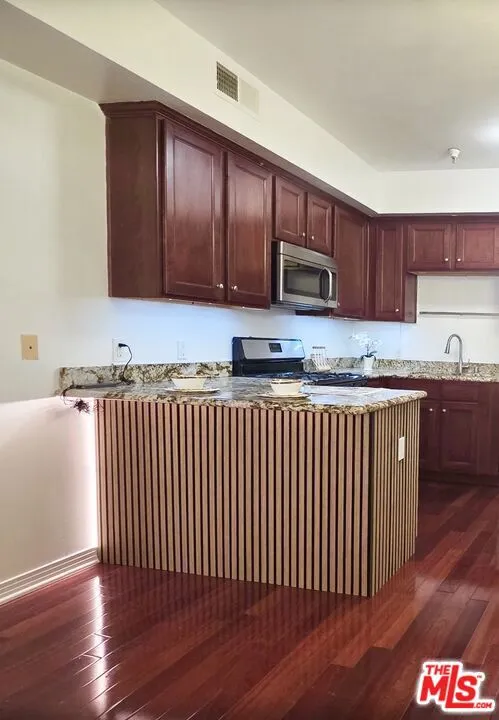 1025 Dewey Avenue #205 Los Angeles, CA 90006