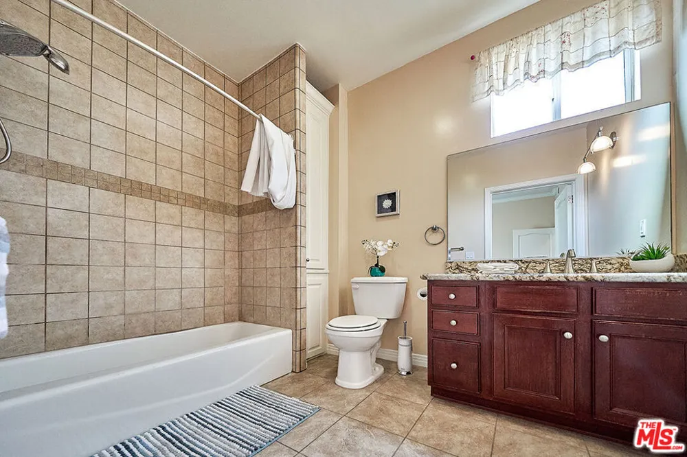 1025 Dewey Avenue #205 Los Angeles, CA 90006