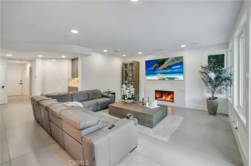 3793 Camino Codorniz Calabasas, CA 91302