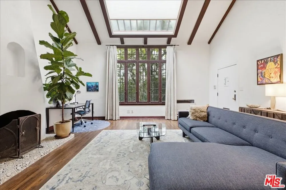 6202 Banner Avenue #2 Los Angeles, CA 90038