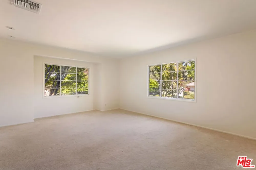676 Elkins Road Los Angeles, CA 90049