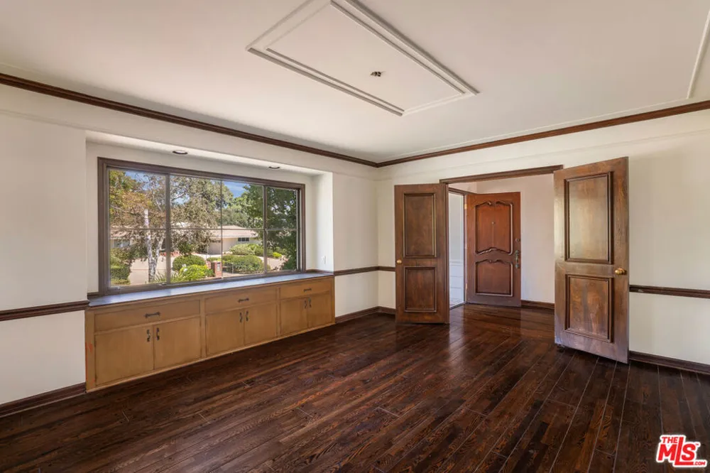 676 Elkins Road Los Angeles, CA 90049