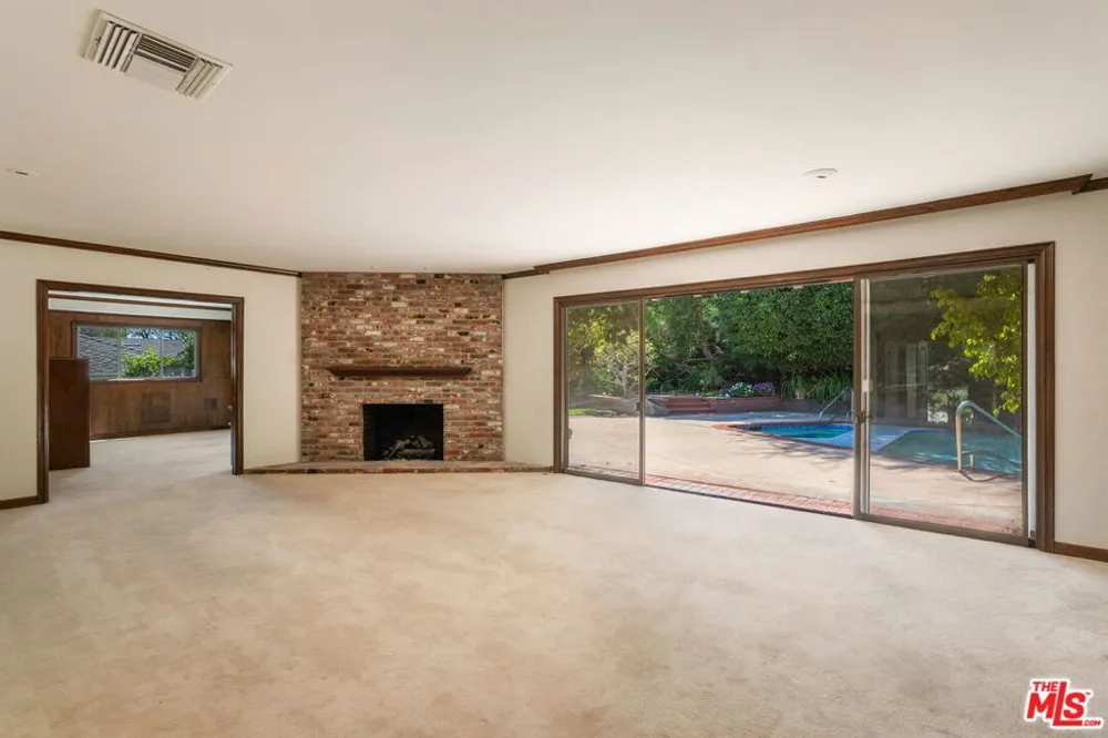 676 Elkins Road Los Angeles, CA 90049