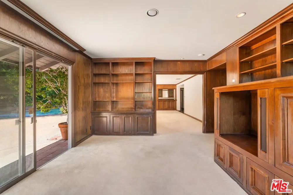 676 Elkins Road Los Angeles, CA 90049