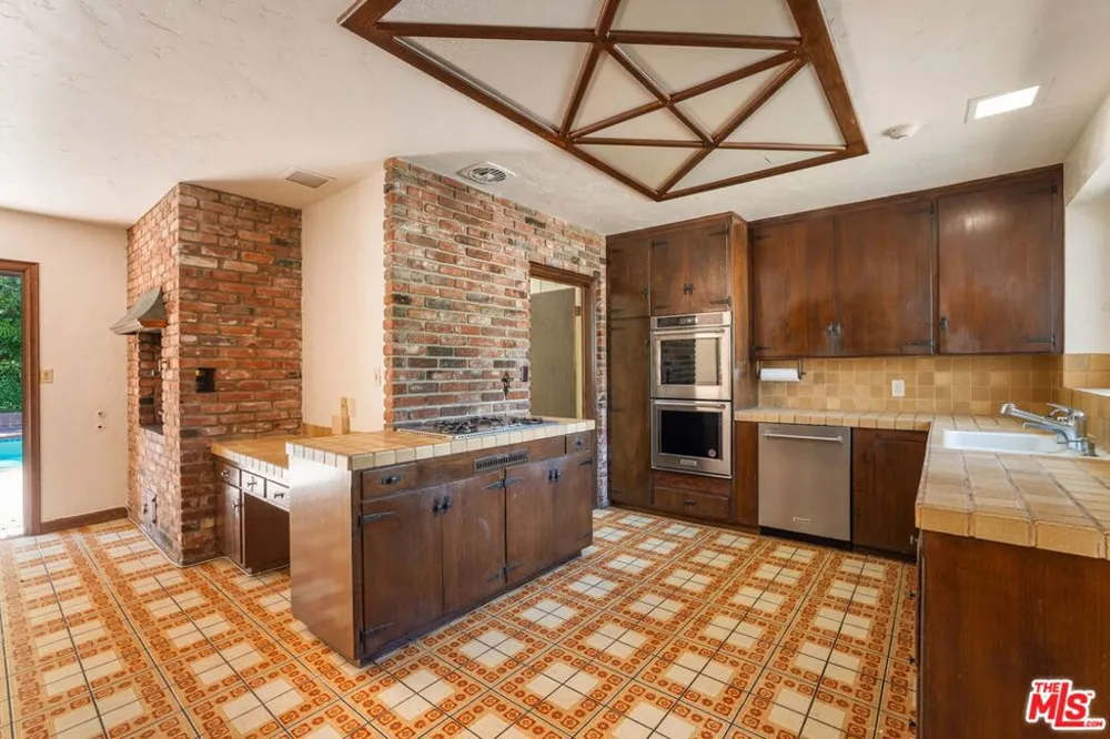 676 Elkins Road Los Angeles, CA 90049